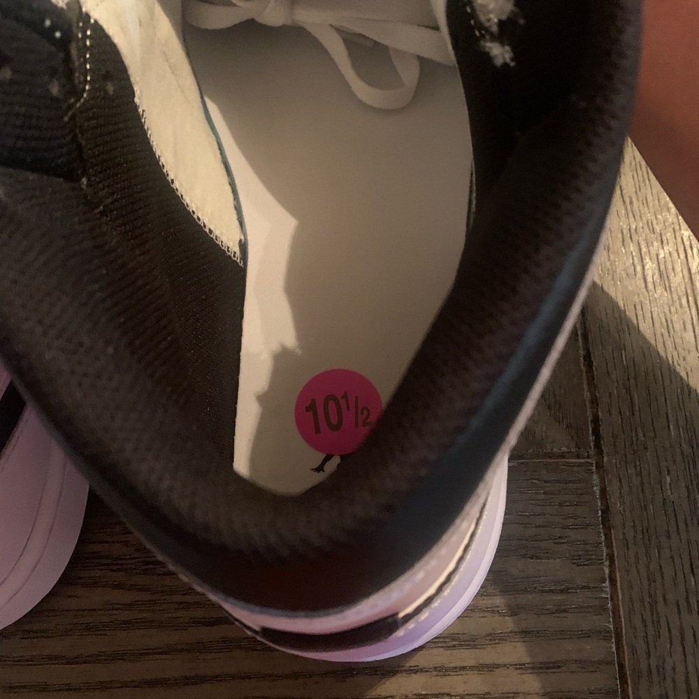 Jordan White and Black Classic Low-Top Sneakers - Picture 7 of 11